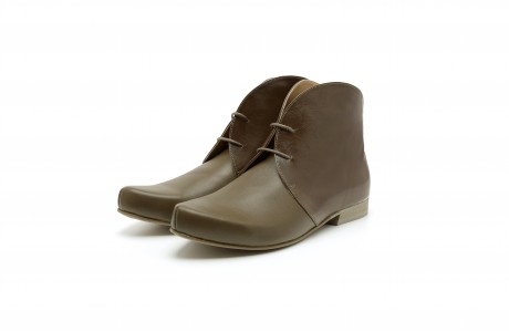 Flat lace up leather pointy booties olive