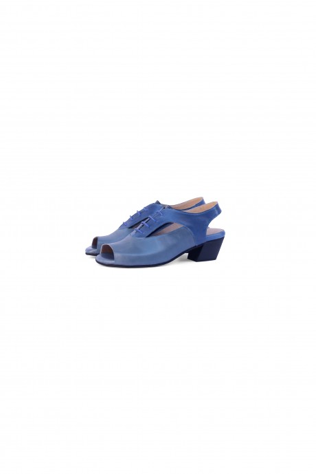 Low heel slingback sandals in blue leather 