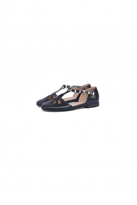 Black closed toe sandals for women 