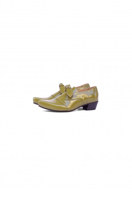 Women's pointy leather shoes in green patent leather with a bow detail 