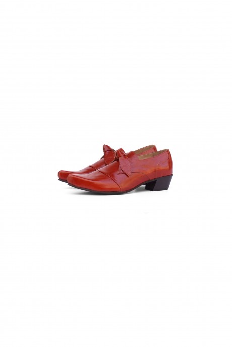 Women's pointy leather shoes in red rust leather with a bow detail