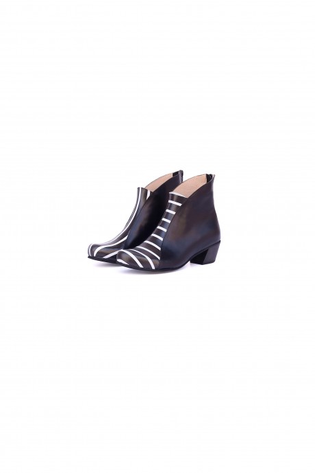 Low heel black and white leather boots 