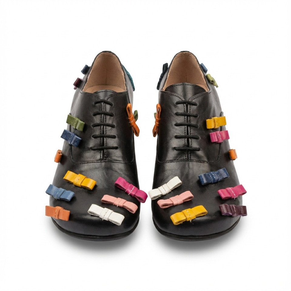 נעלי נשים עם עקב נמוך בצבע שחור – עור חלק עם עיטורי פפיונים צבעוניים