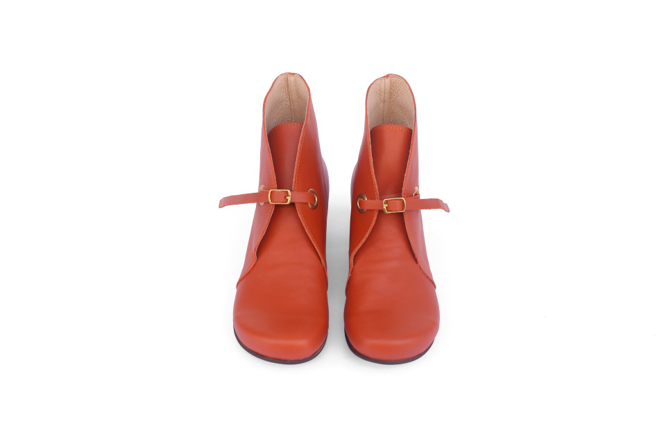 מגפונים מעור לנשים עם עקב 4 ס״מ – כתום עם רצועת עור מתכווננת