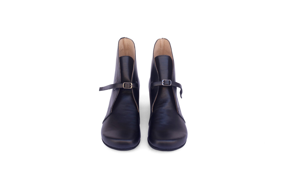 מגפונים לנשים – עור שחור עם רצועת סגירה מעוצבת