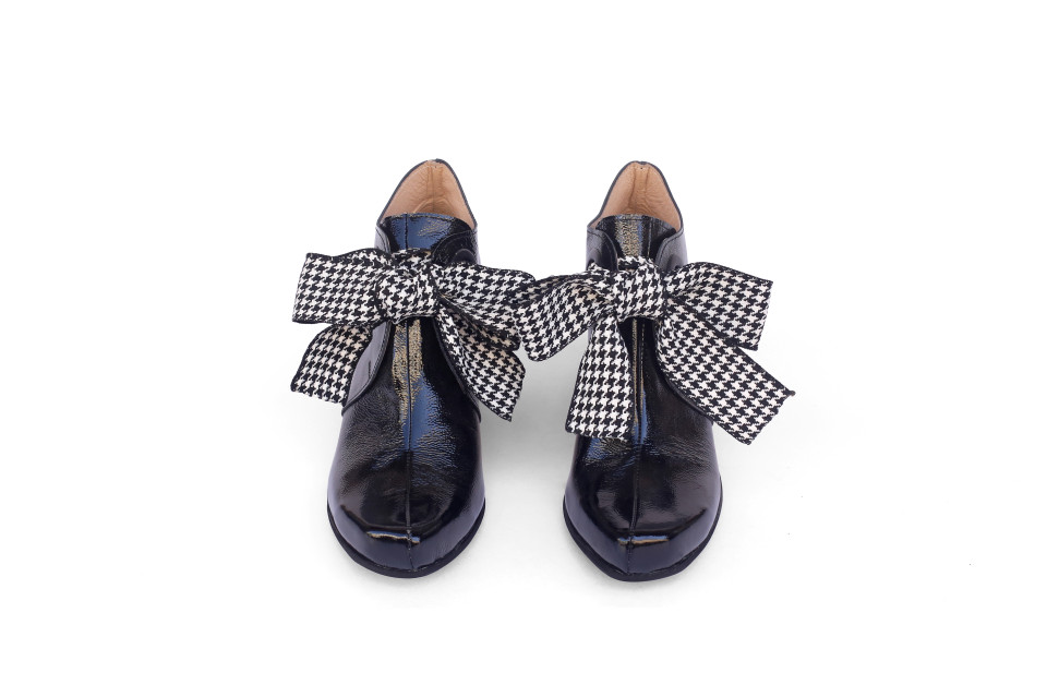 מגפונים לנשים עם עקב – עור שחור מבריק עם פפיון פפיטה