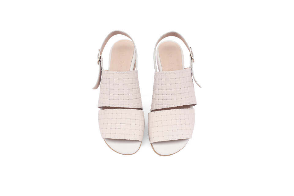 סנדל עור לנשים בז׳ קלוע עם אבזם – עקב 1.5 ס״מ