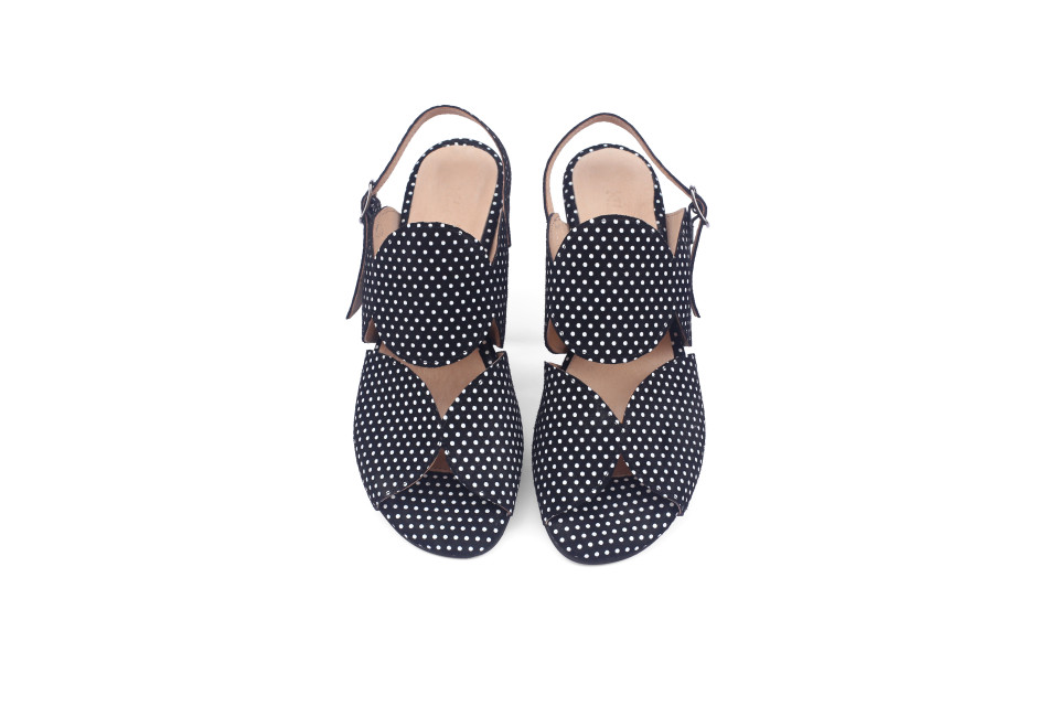 סנדל עור לנשים שחור עם נקודות לבנות ואבזם – עקב 4 ס״מ