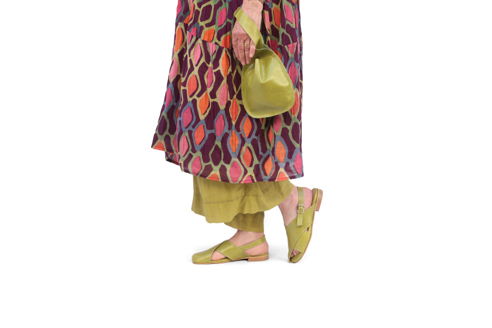 סנדל עור לנשים ירוק ליים פתוח באצבעות עם כיסוי לבוהן – עקב נמוך 1.5 ס״מ