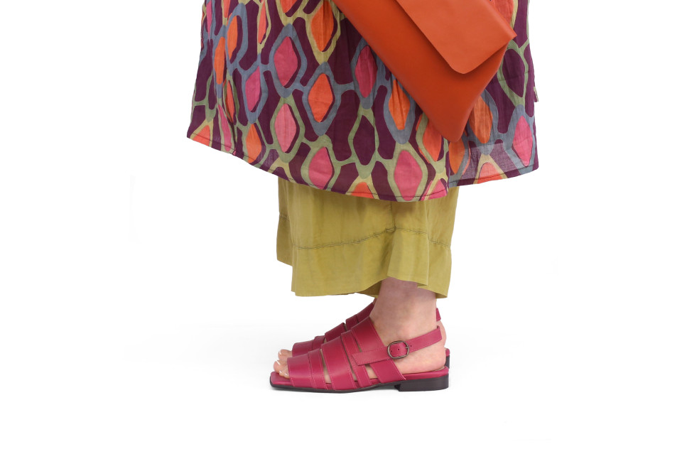 סנדל עור לנשים ורוד פוקסיה עם רצועות עור ואבזם – קצה ישר עקב 1.5 ס״מ