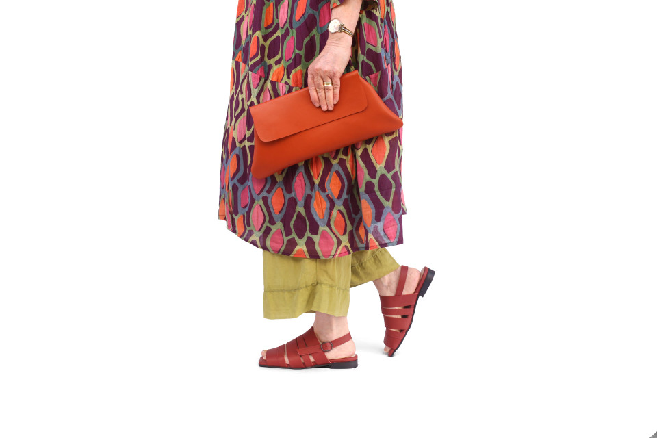 סנדל עור לנשים חמרה כתום עם רצועות עור ואבזם – קצה ישר עקב 1.5 ס״מ