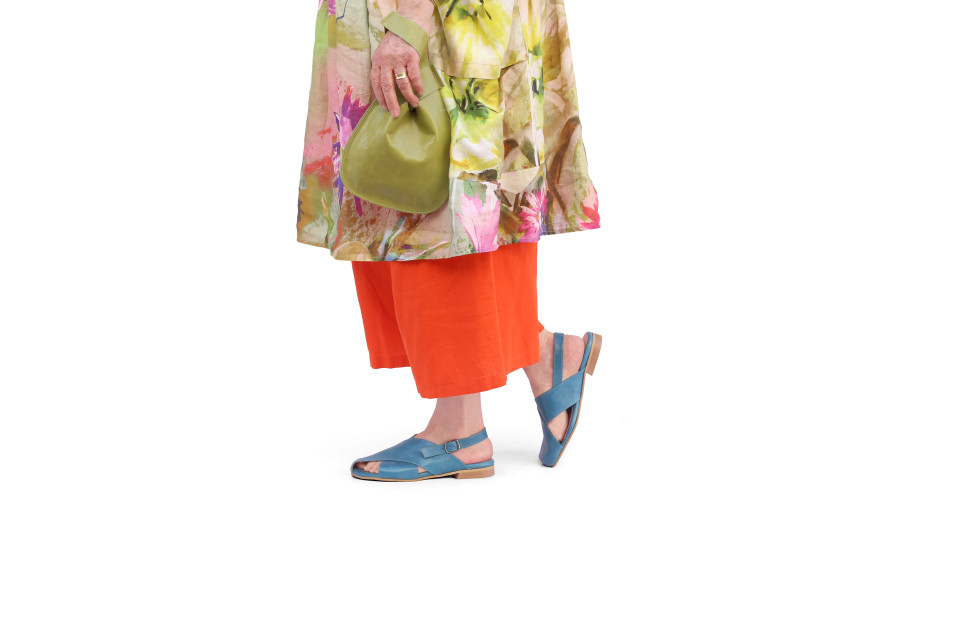 סנדל עור לנשים בגזרת איקס תכלת עם בוהן מכוסה – עקב 1.5 ס״מ