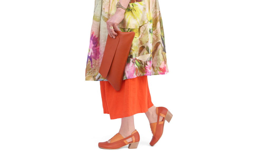 נעלי עור לנשים כתום וכתמתם עם שרוכים ופתחים צדדיים – עקב 4 ס״מ