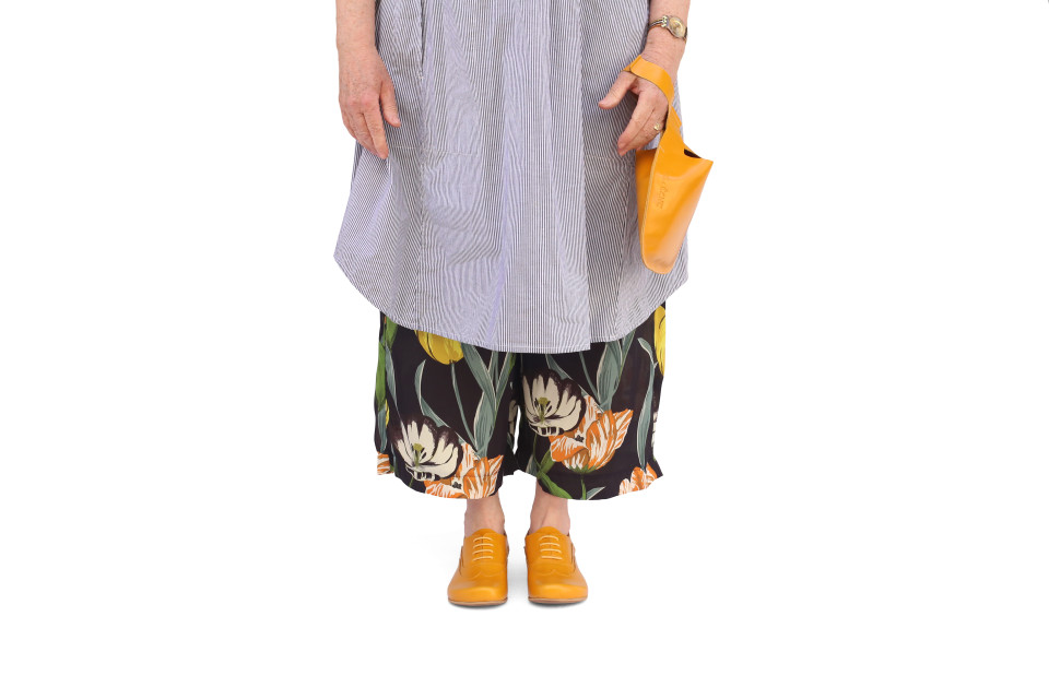 סנדל עור לנשים חרדל עם שרוכים וגב פתוח – עקב נמוך 1.5 ס״מ