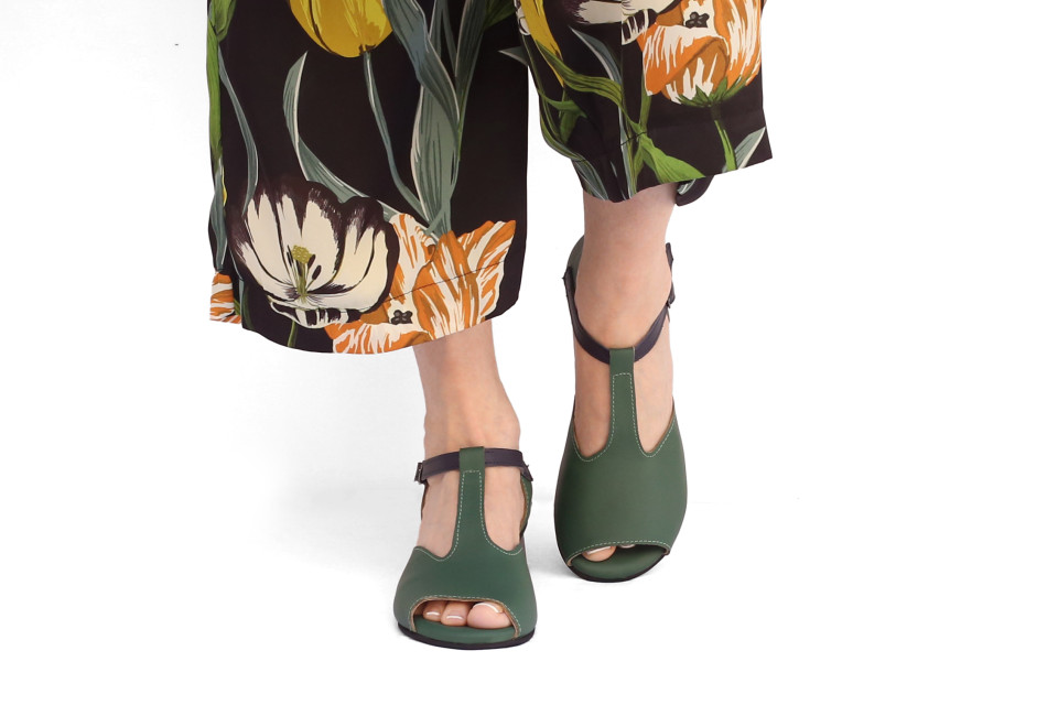 סנדל T לנשים מעור ירוק עם רצועת קרסול כחולה – פתוח באצבעות עקב 4 ס״מ