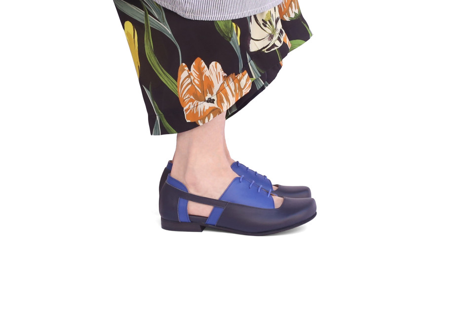 נעלי עור לנשים כחול כהה וכחול עם שרוכים ופתחים צדדיים – עקב נמוך 1.5 ס״מ