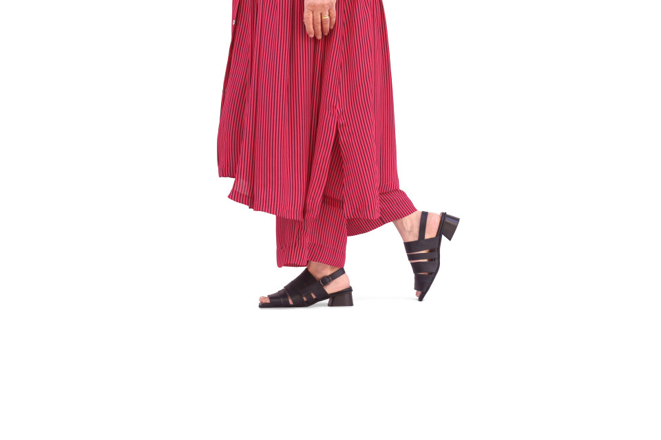 סנדל עור לנשים כחול כהה עם רצועות עור ואבזם – קצה ישר ועקב בינוני