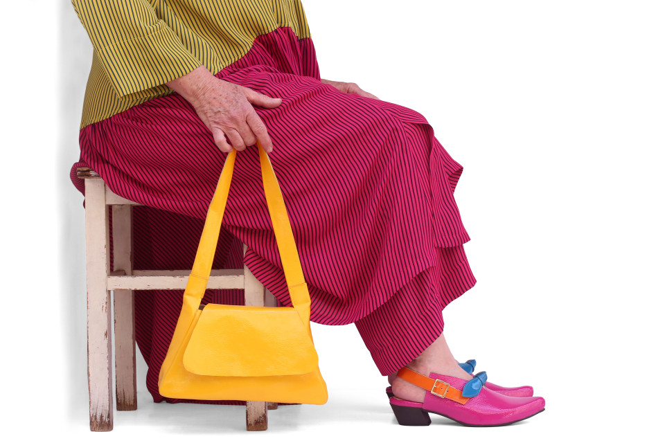 סנדל עור לנשים ורוד פוקסיה לק שפיץ עם רצועה כתומה ופפיון – עקב 4 ס״מ