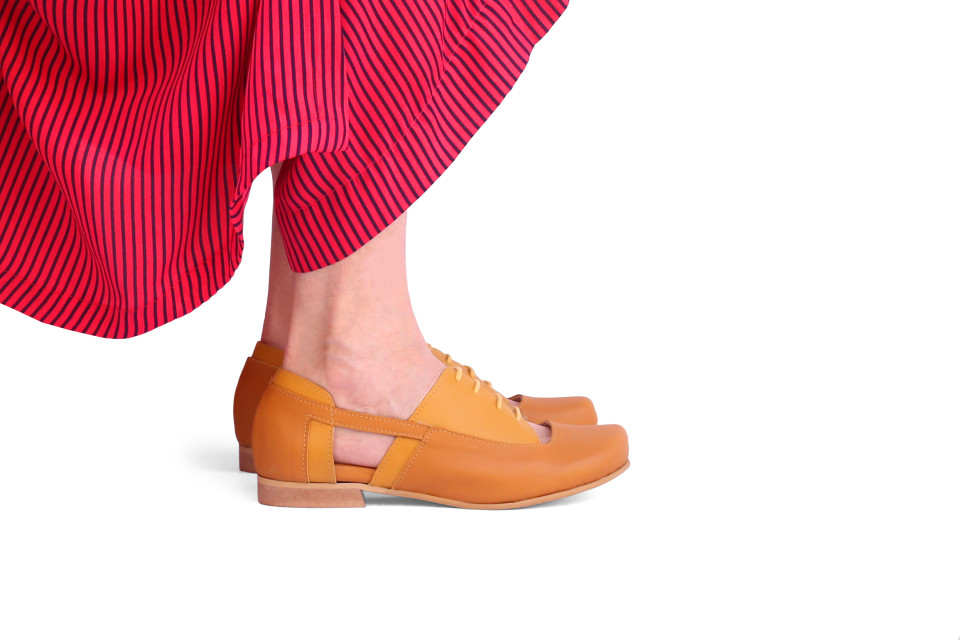 נעלי עור לנשים בצבע חרדל עם שרוכים ופתחים צדדיים – עקב נמוך 1.5 ס״מ